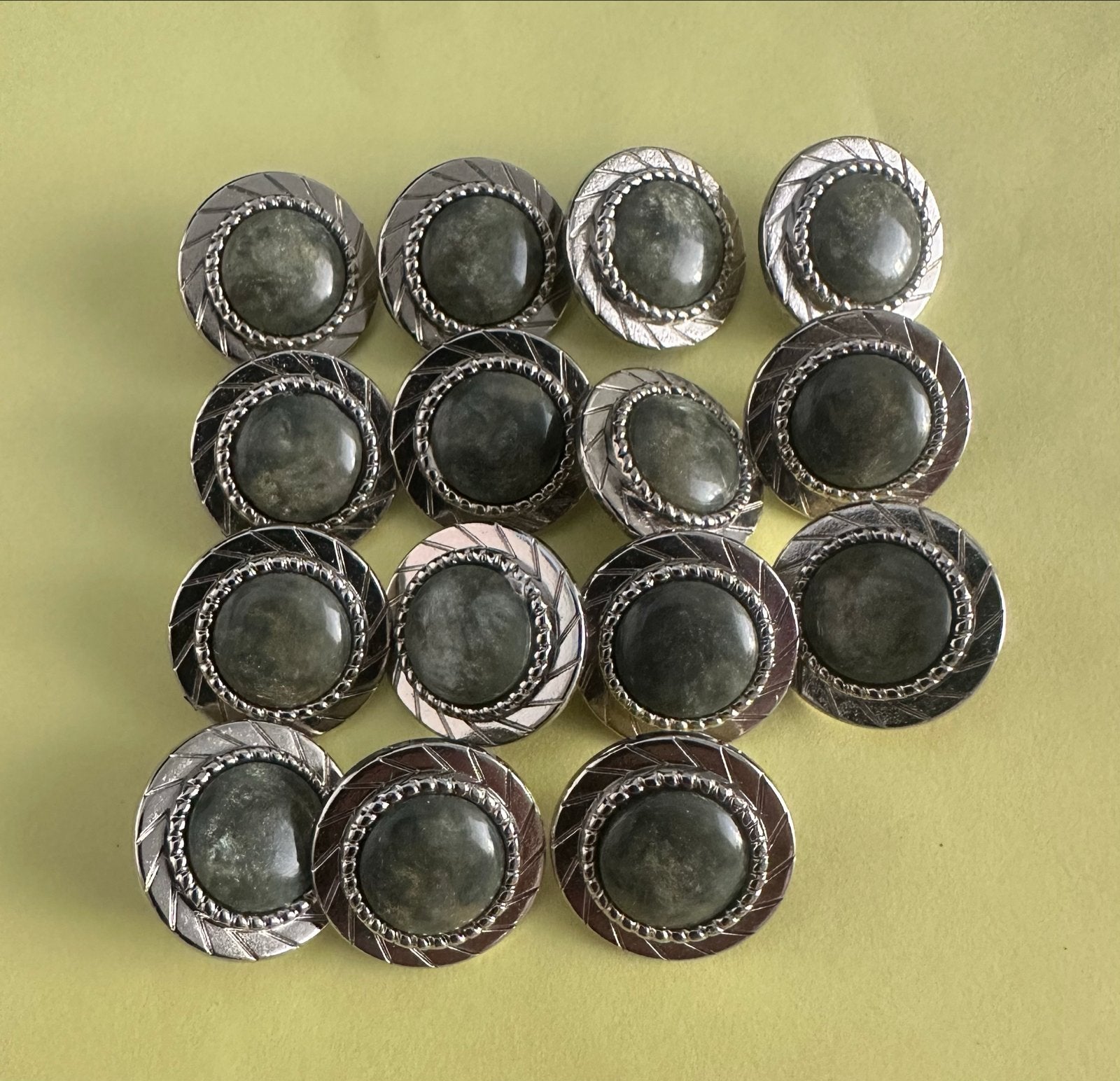 Set van 12 vintage knopen met groenige steenlook, Ophalen of Verzenden, Zo goed als nieuw, Knoop of Knopen