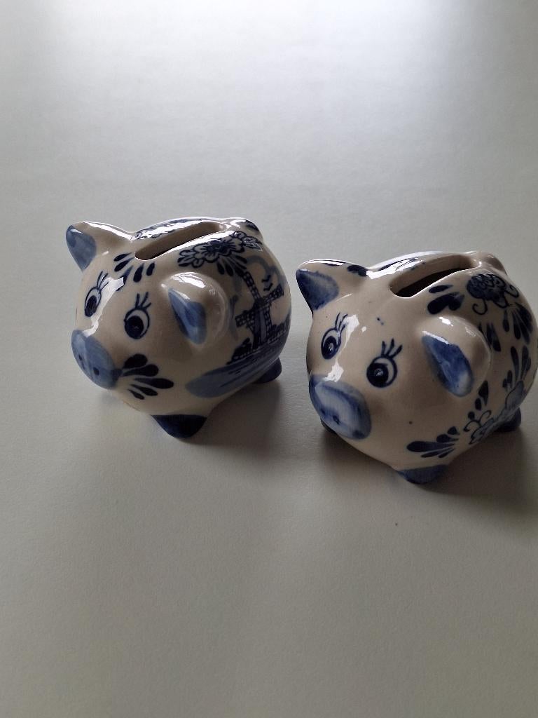 Twee Delfsblauwe spaarvarkentjes, Verzamelen, Beelden en Beeldjes, Ophalen of Verzenden, Zo goed als nieuw, Dier