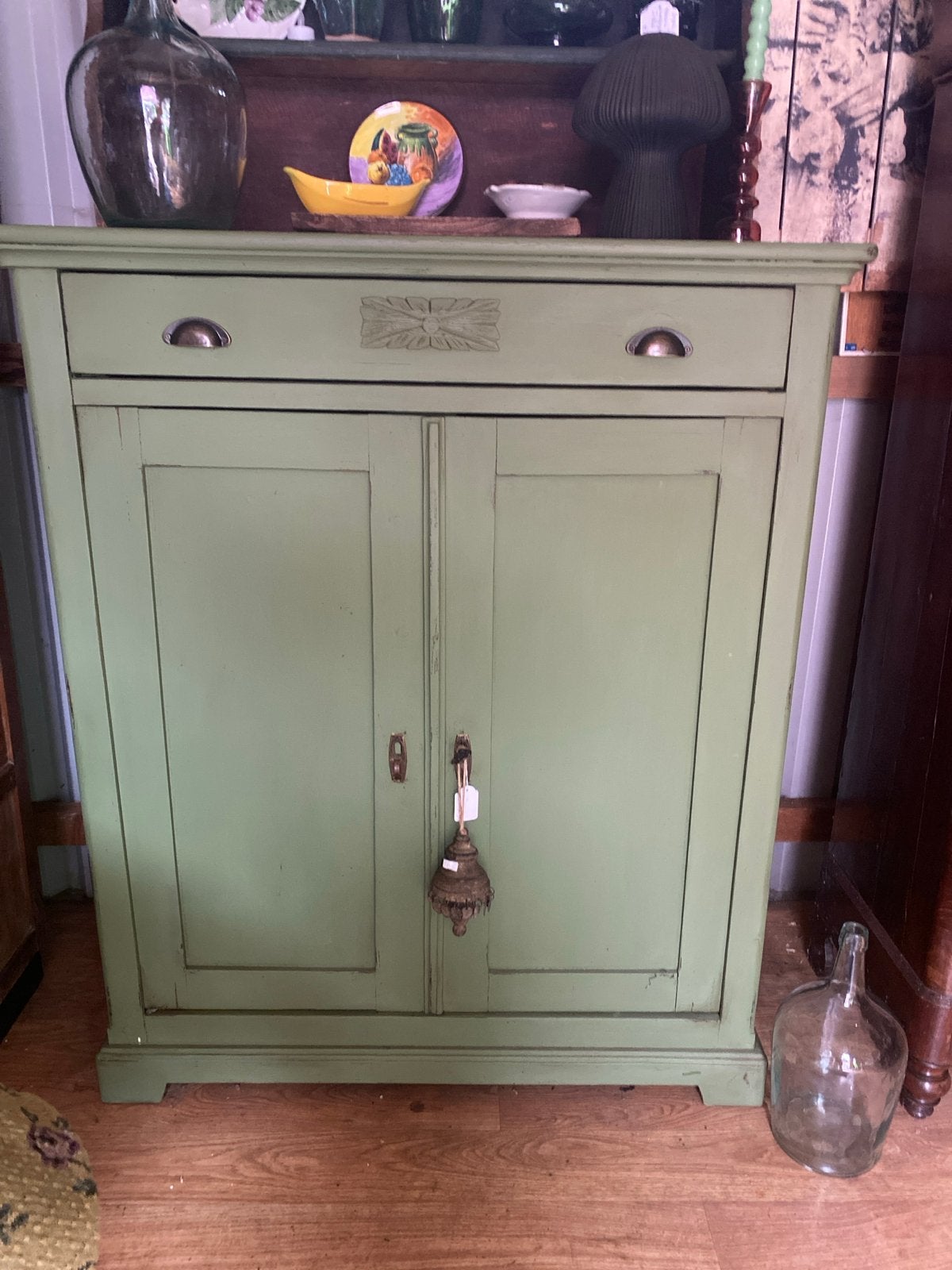 Groene vintage kast met sleetse effecten, Ophalen