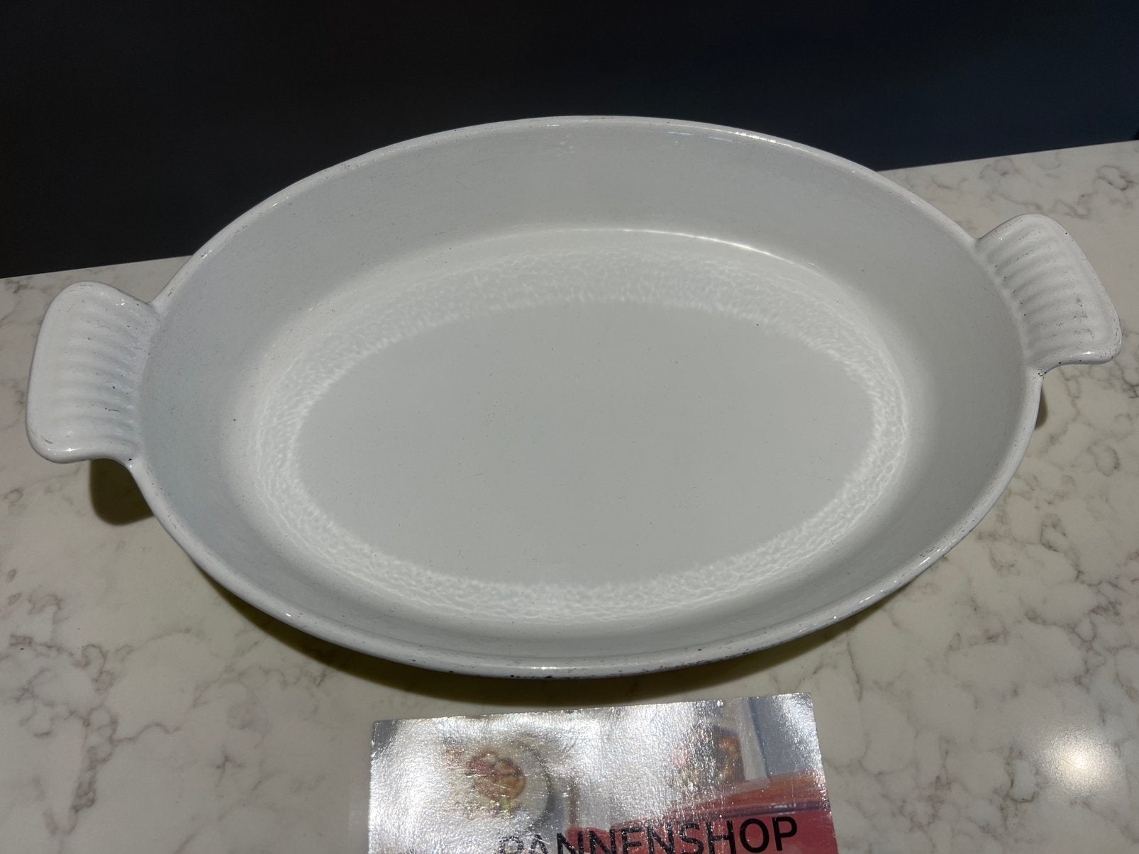 Le Creuset ovenschaal Elysee Jaune 32 cm in goede staat, Gebruikt, Gietijzer, Overige typen, Le Creuset