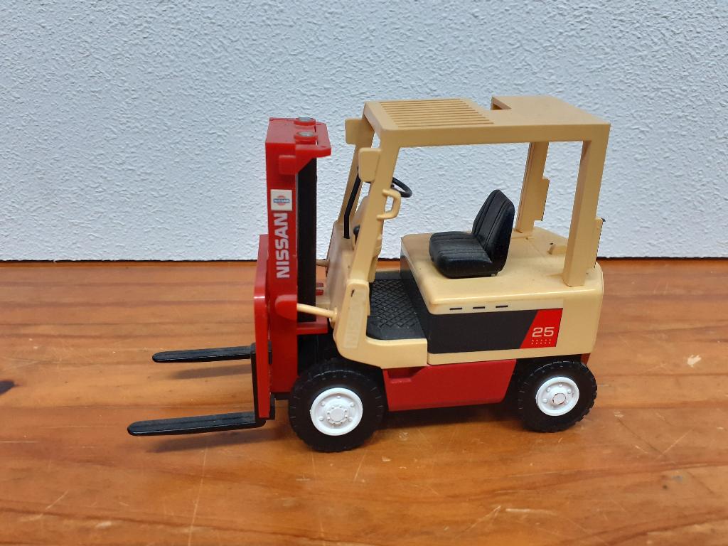 schaalmodel heftruck nissan 25 wit dak, Ophalen of Verzenden, Gebruikt, Overige typen