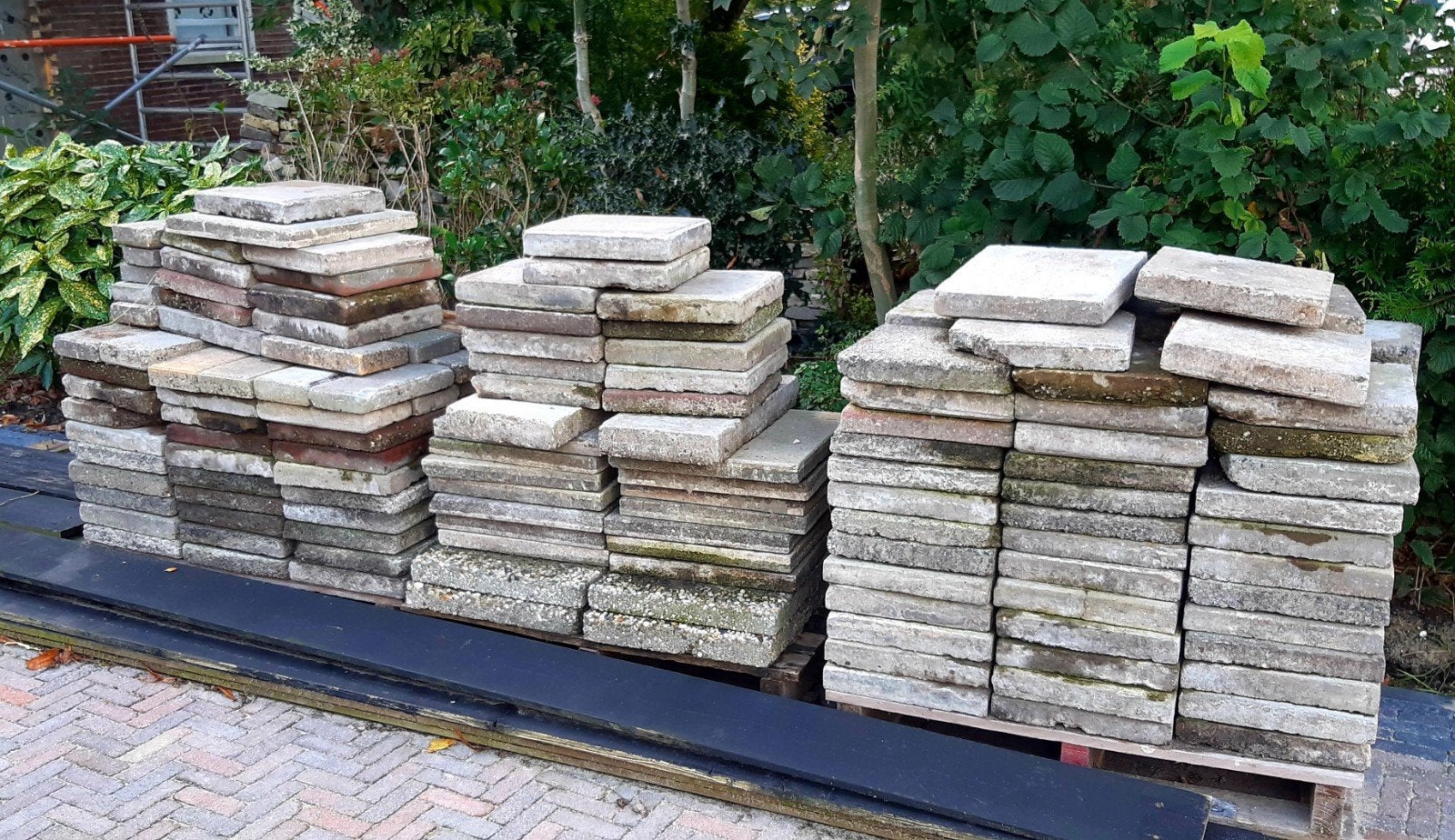 Een partij stoeptegels, gratis af te halen in Assendelft, Ophalen, Gebruikt, Beton, Terrastegels
