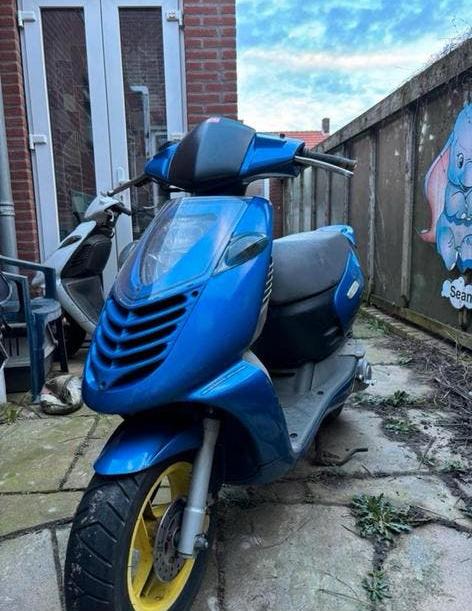 2x aprilia sonic 50cc, Fietsen en Brommers, Scooters | Piaggio, Zo goed als nieuw, Overige modellen, Benzine, Ophalen of Verzenden