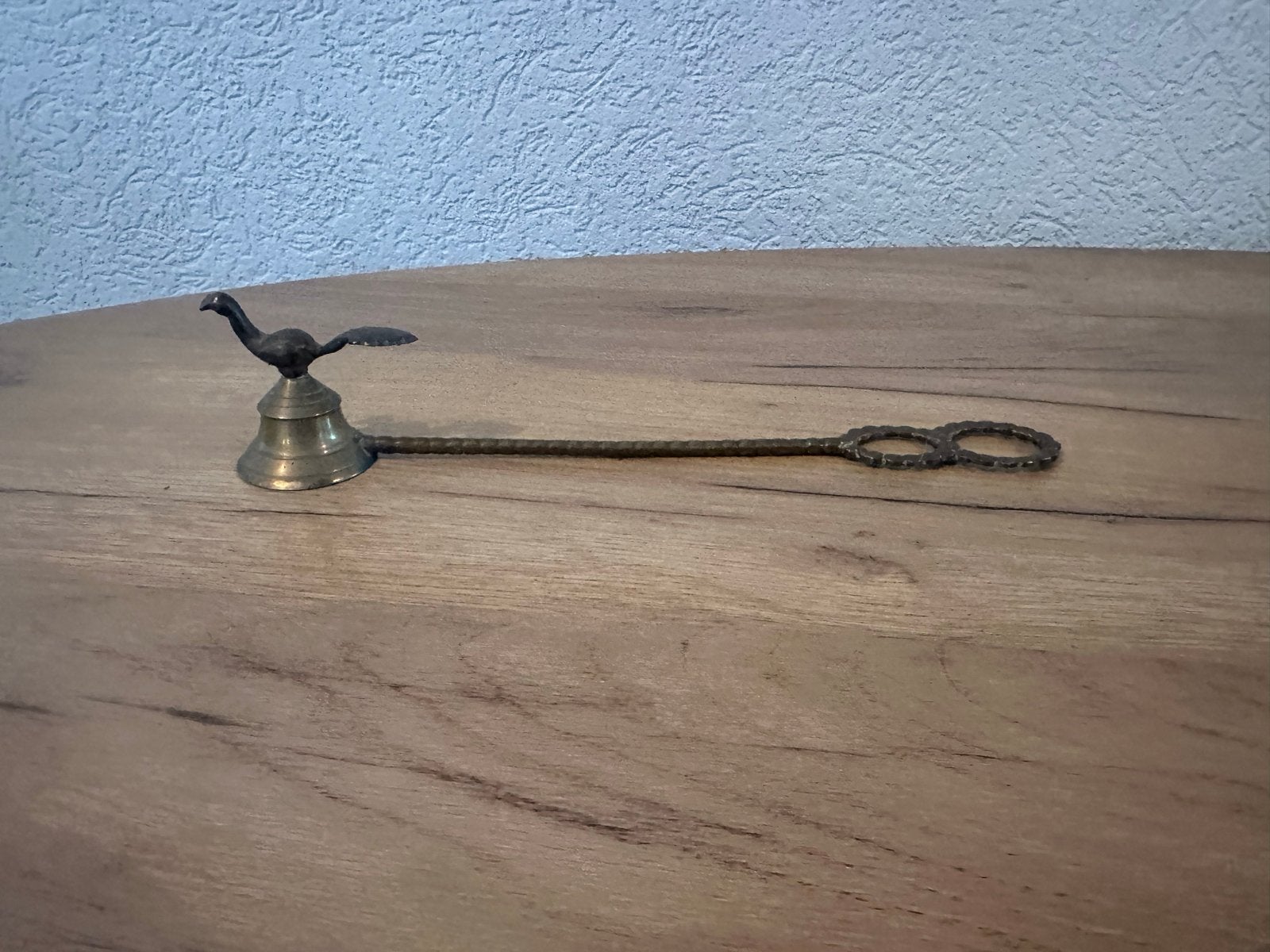 Antieke koperen kaarsendover met pauwdecoratie, Antiek en Kunst, Ophalen of Verzenden, Koper of Brons
