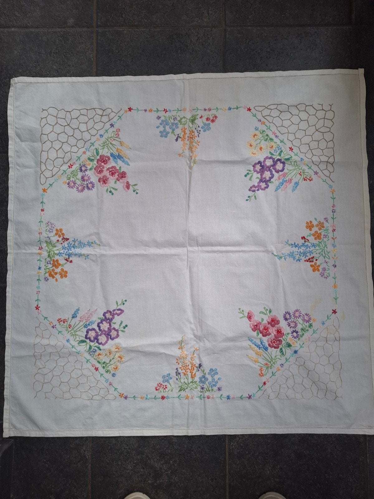 Vintage handgeborduurd tafelkleed 84x83cm, Ophalen of Verzenden, Gebruikt, Rechthoek