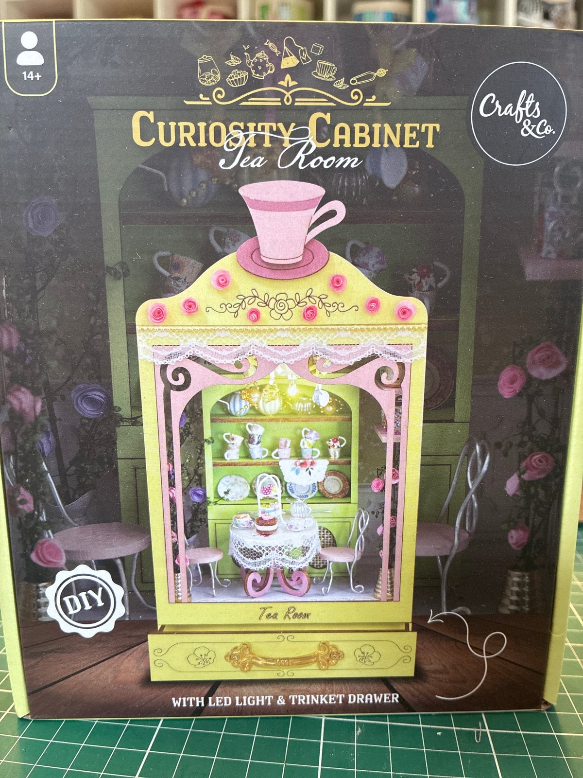 DIY Curiosity Cabinet Tea Room met LED-licht, Hobby en Vrije tijd, Overige thema's, Nieuw, Meerkleurig, Educatief