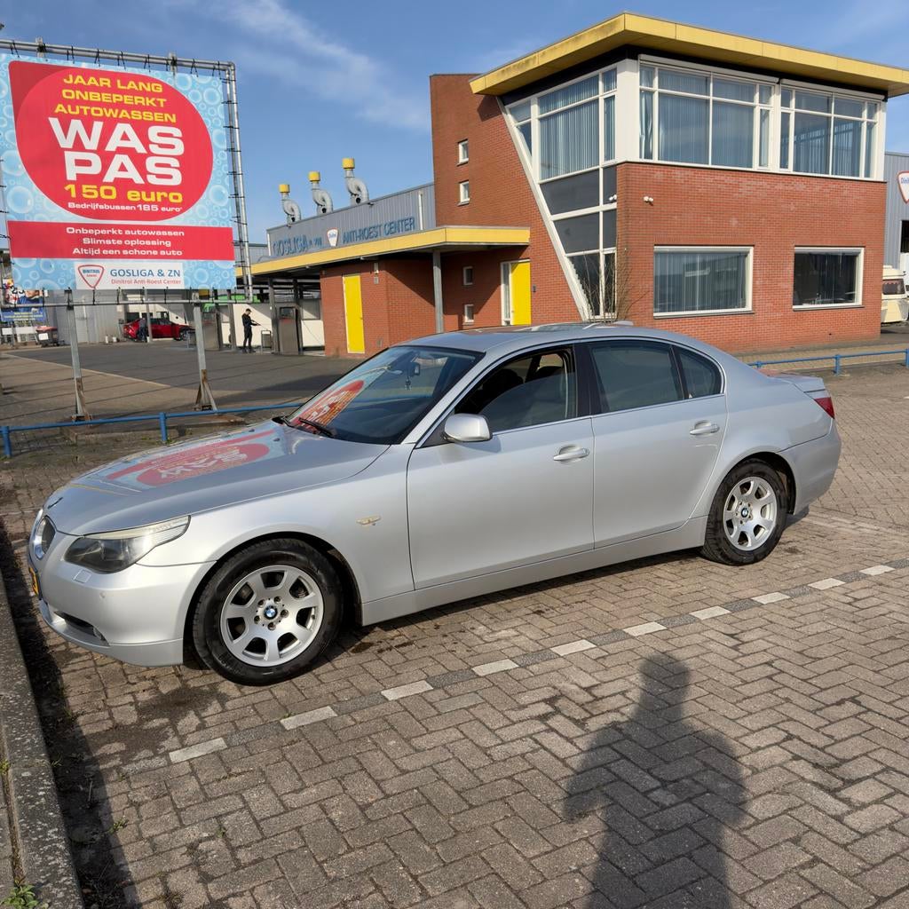 BMW 5-Serie 2.5 I 523 AUT 2005 Grijs, Auto's, BMW, Particulier, 5-Serie, Benzine, D, Sedan, Automaat, Origineel Nederlands, Zilver of Grijs