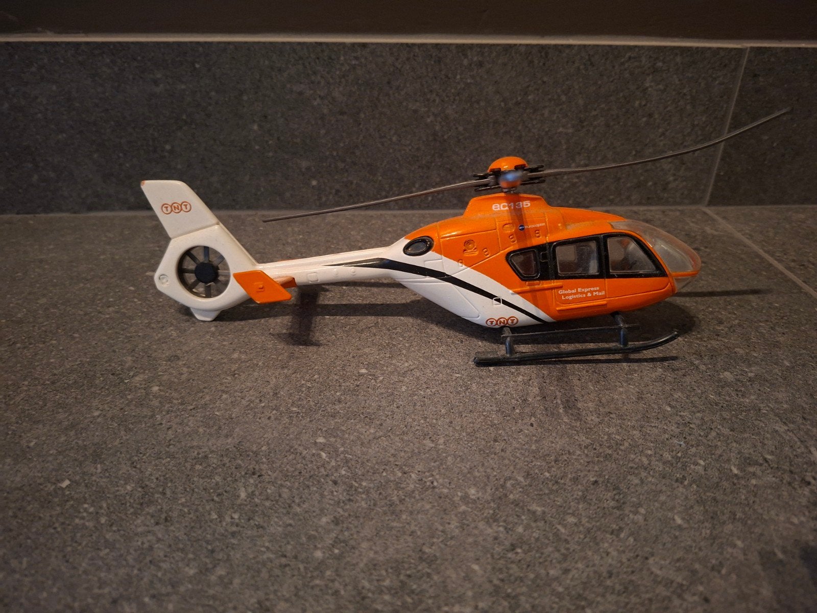 Modelhelikopter Eurocopter EC-135 TNT Global Express, Hobby en Vrije tijd, Ophalen of Verzenden, Gebruikt, Helikopter, Overige merken