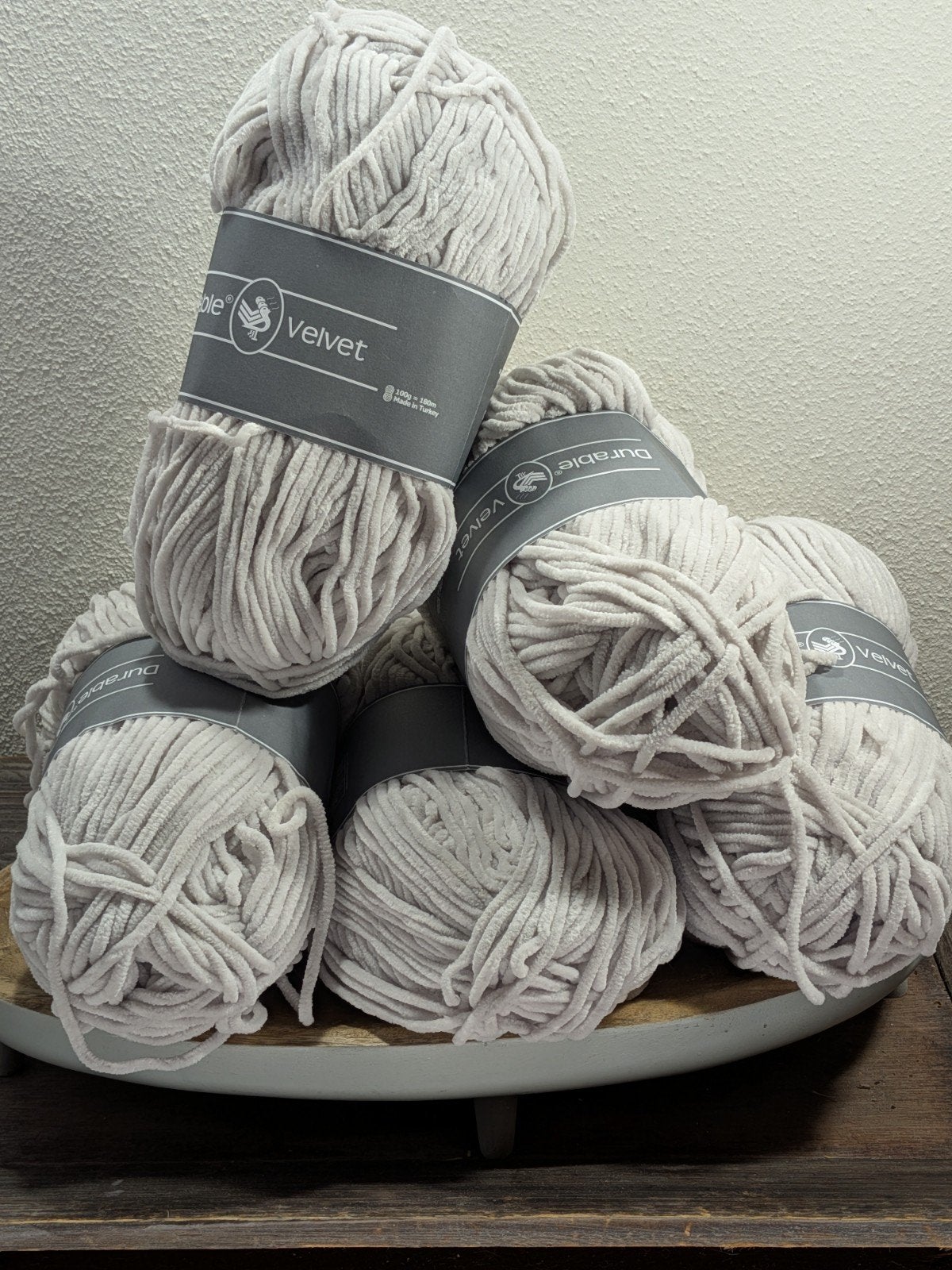 set van 5 bollen Durable Velvet chenille garen licht grijs, Ophalen of Verzenden, Nieuw, Breien of Haken, Wol of Garen