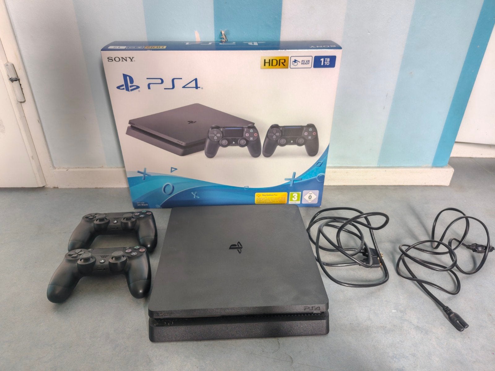 Ps4 Slim compleet, Met 2 controllers, Ophalen of Verzenden, Zo goed als nieuw, 1 TB