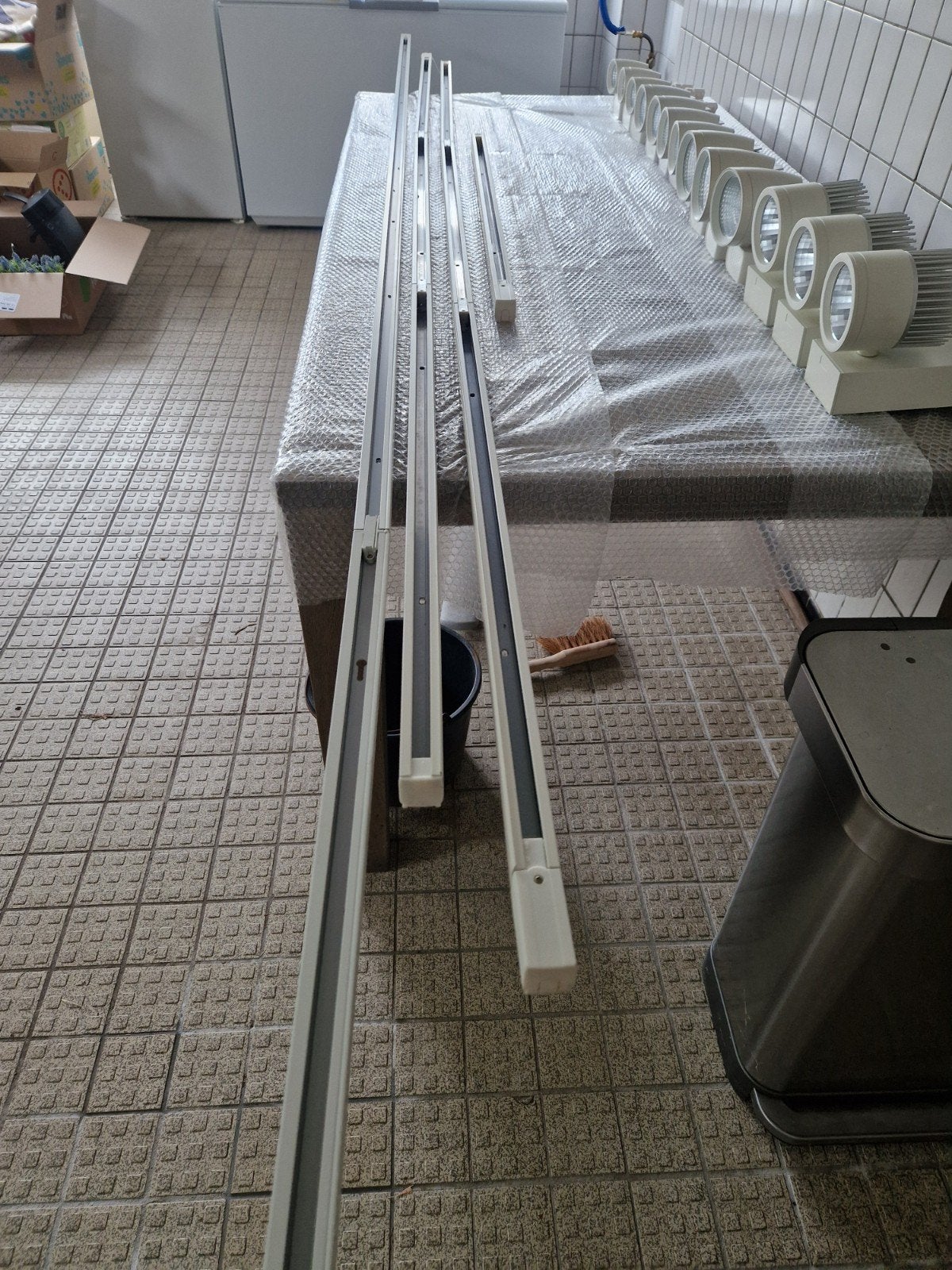 Foto 6 van Vleeslampen diverse maten met 10m geleiderail