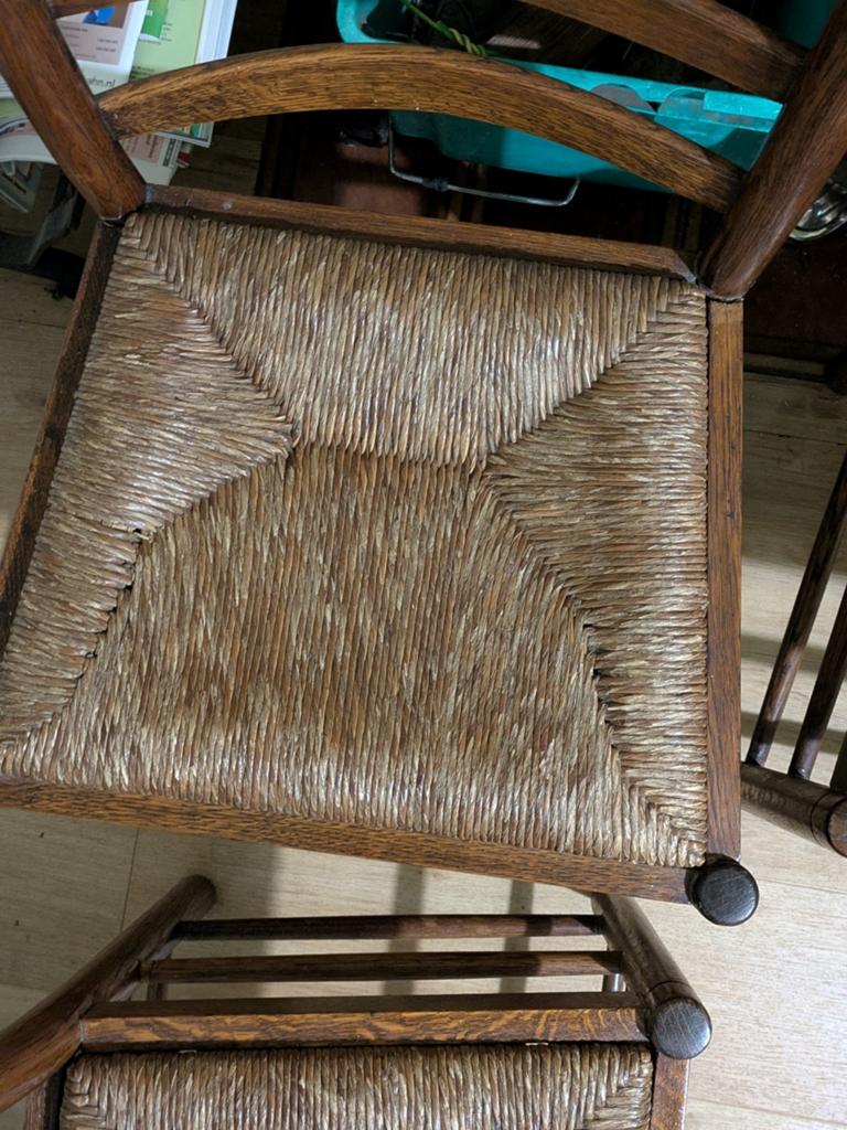 4 Ambachtelijke eiken biezen stoelen  en tafel, Huis en Inrichting, Stoelen, Ophalen, Gebruikt, Bruin, Drentse stijl