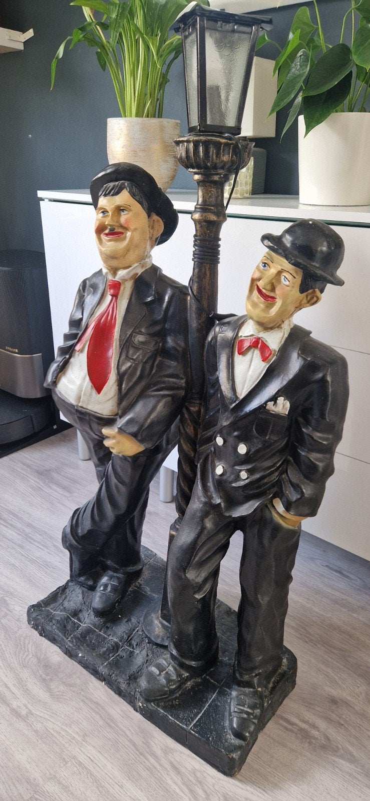 Decoratieve lantaarnpaal met Laurel & Hardy figuren, Ophalen