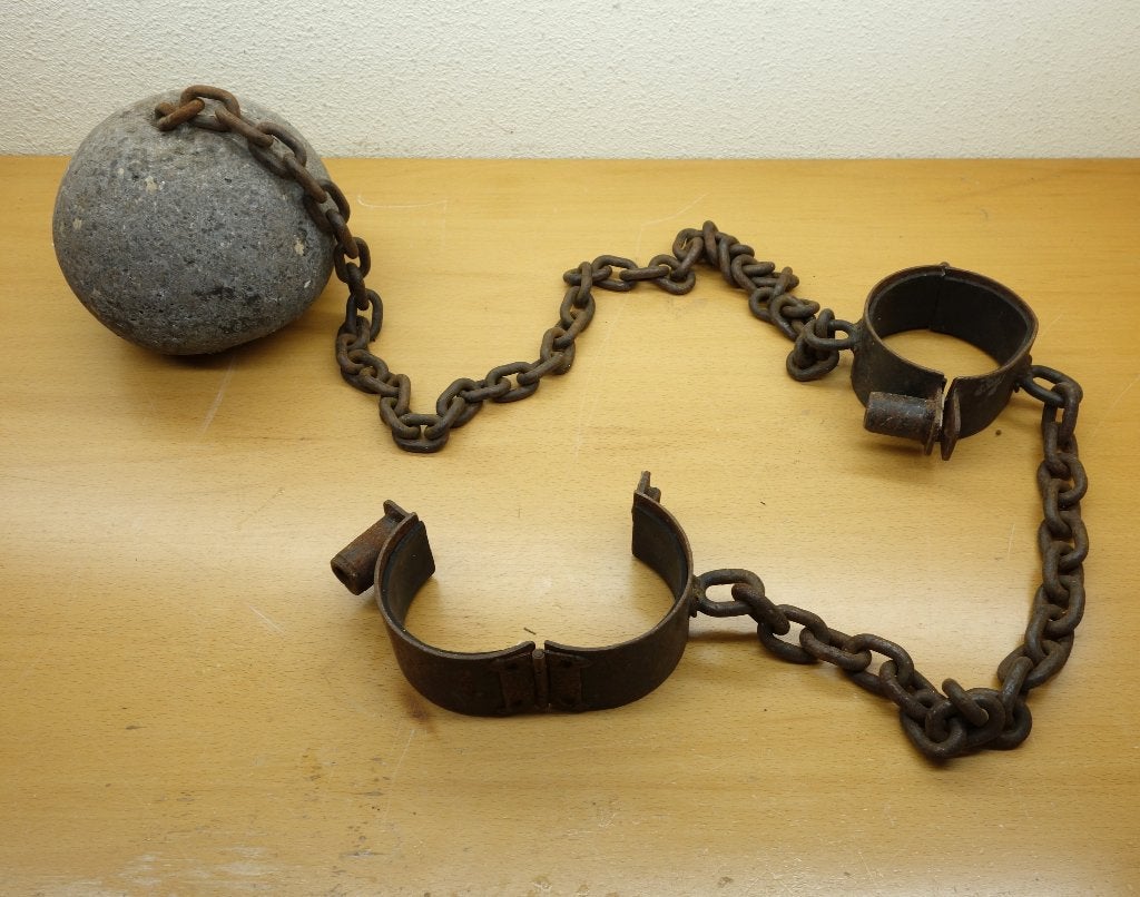 gevangenen boei / bal. voetboei. uit oude gevangenis Alkmaar, Verzenden