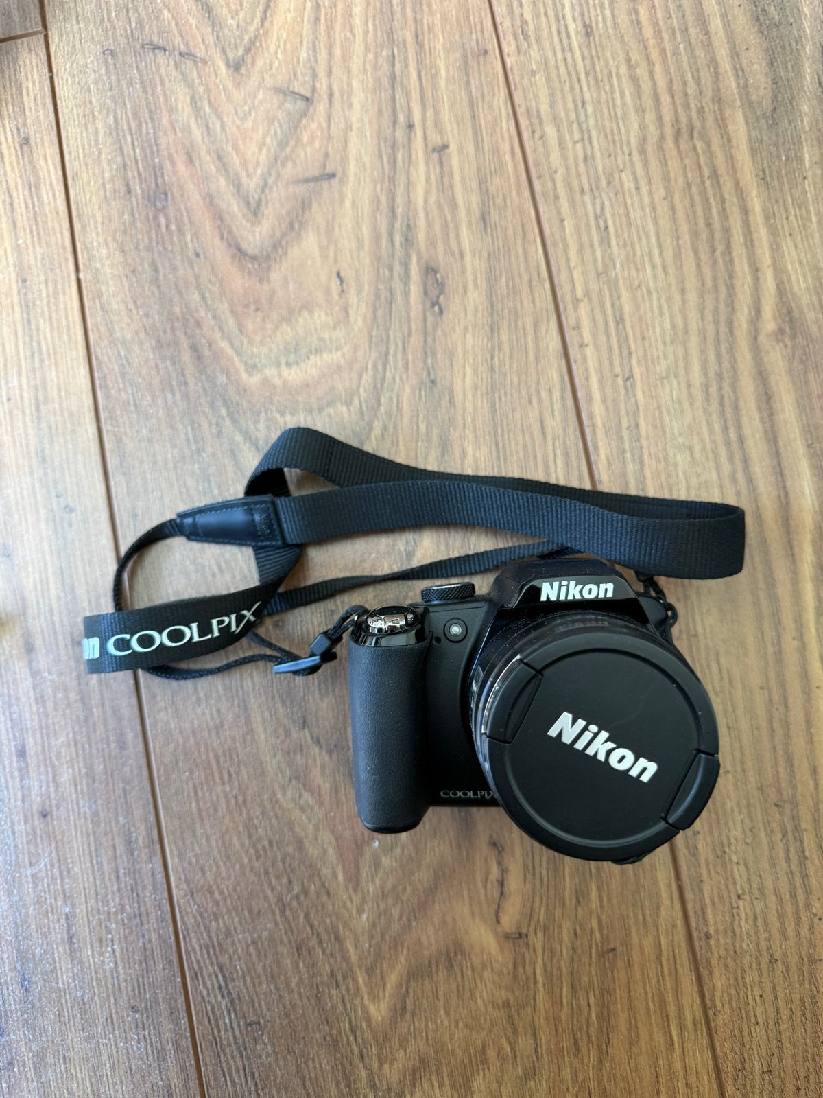 Nikon Coolpix P90 Bridgecamera met 24x optische zoom, Ingebouwde flitser, Ophalen of Verzenden, Zo goed als nieuw, Accu