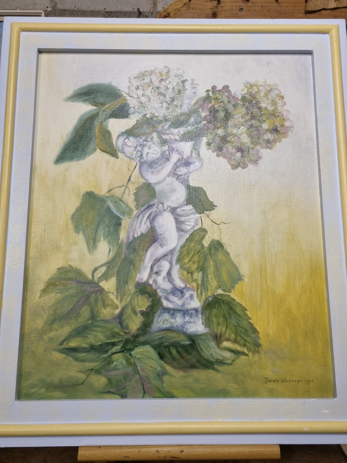 Schilderij Hortensia's en Putti-beeld - Tjarda Wiebenga 1991, Bloemen, Doek, Realistisch, Ophalen of Verzenden