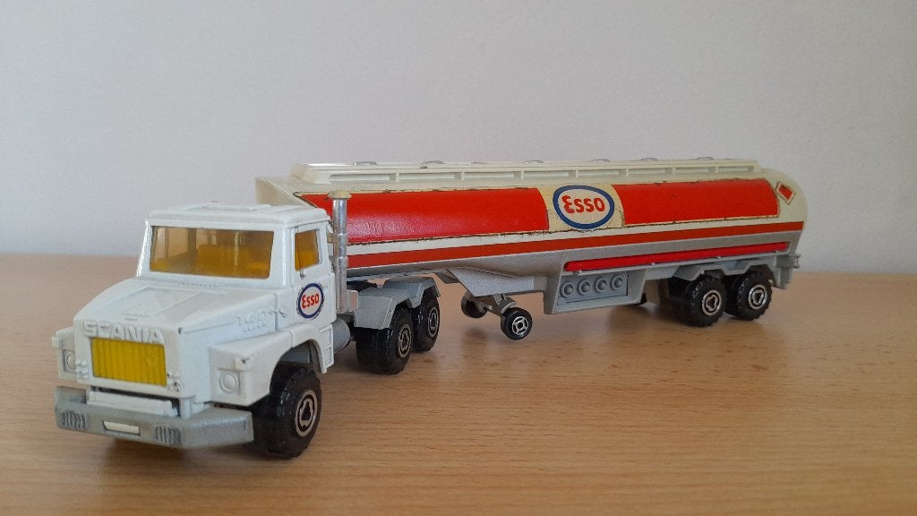 Majorette Scania 140 ESSO tankwagen torpedoneus goede staat, Ophalen, Gebruikt, Bus of Vrachtwagen