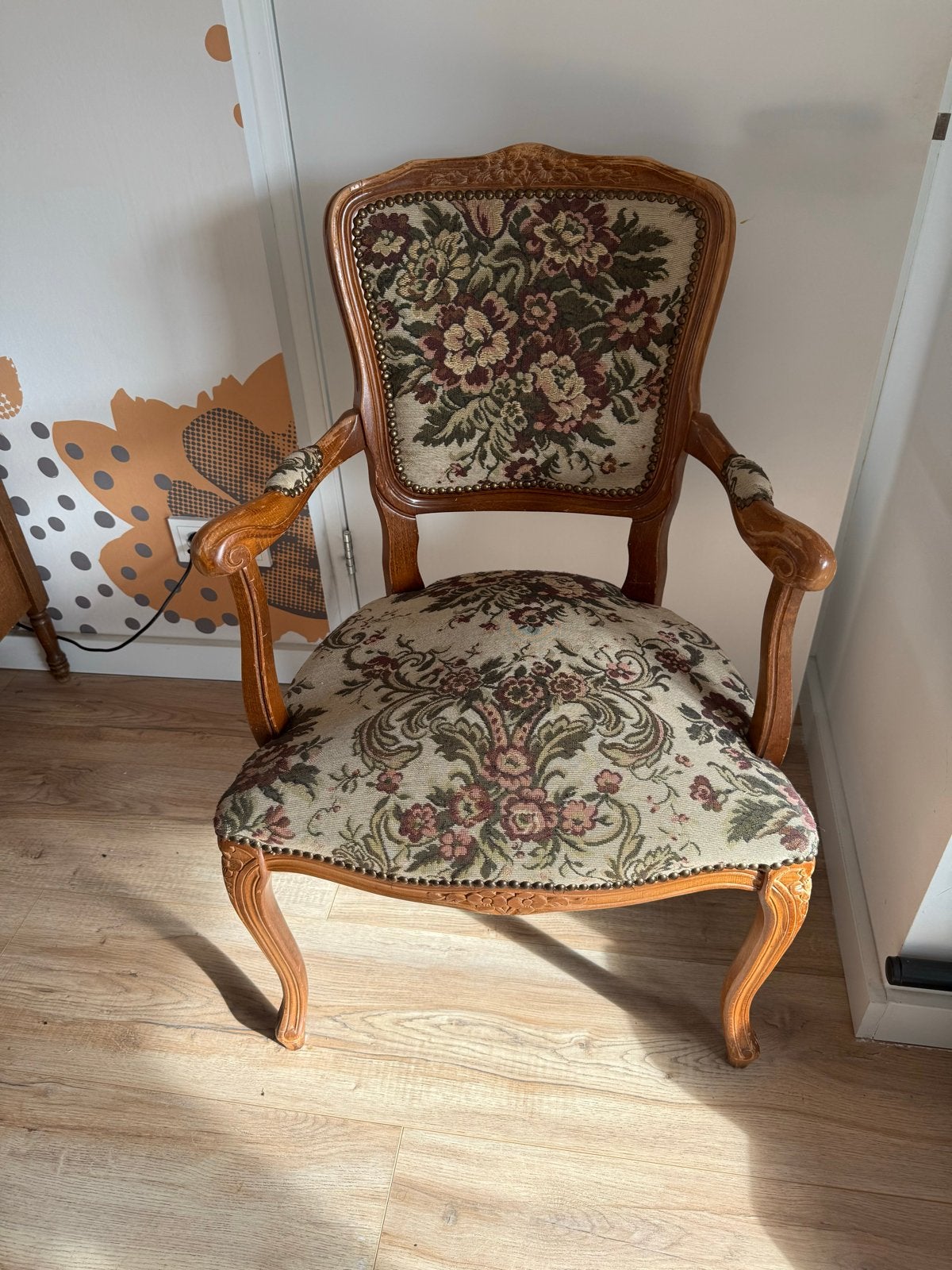 Brocante stoel met authentieke bloemenbekleding, Huis en Inrichting, Ophalen