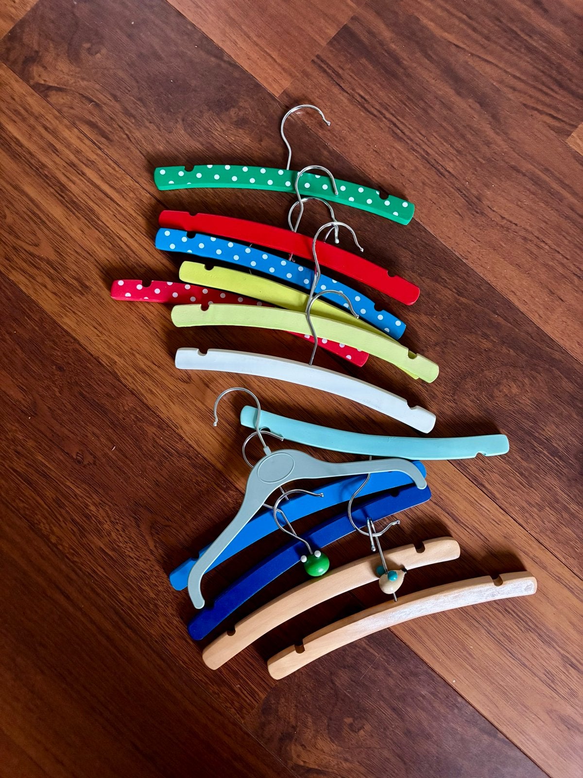 Kleurrijke kledinghangers voor baby- en kinderkleding, Ophalen of Verzenden, Gebruikt