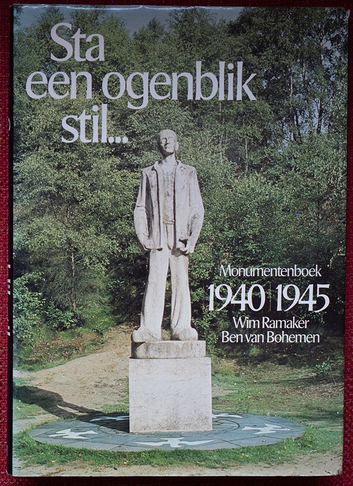 Boek Sta een ogenblik stil Monumenten 1940-45, Ophalen of Verzenden, Algemeen, Wim Ramaker, Tweede Wereldoorlog
