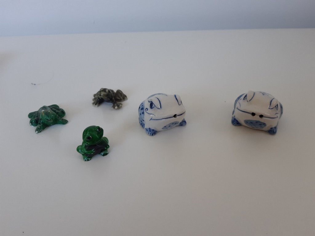A438 Drie hele kleine verschillende stenen beeldjes padden, Verzamelen, Beelden en Beeldjes, Ophalen of Verzenden, Gebruikt, Dier