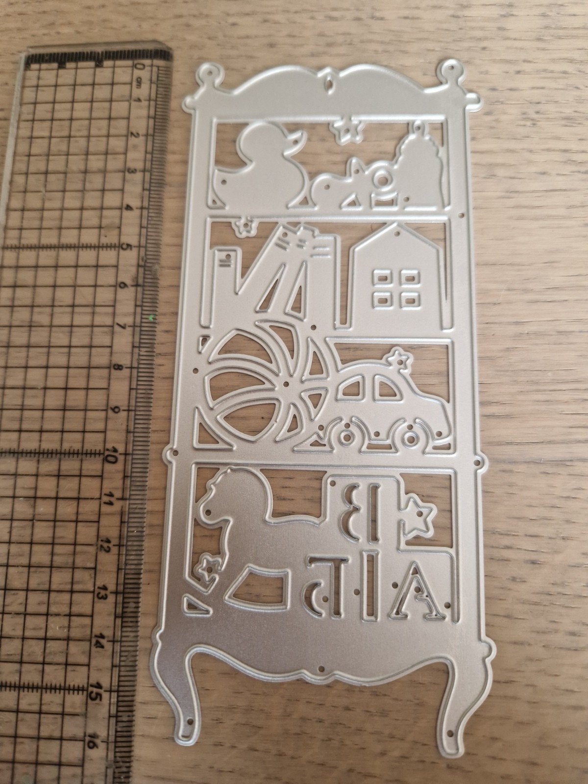 Snijmal babykamer rekje vol speelgoed- metaal, Hobby en Vrije tijd, Ophalen of Verzenden, Gebruikt