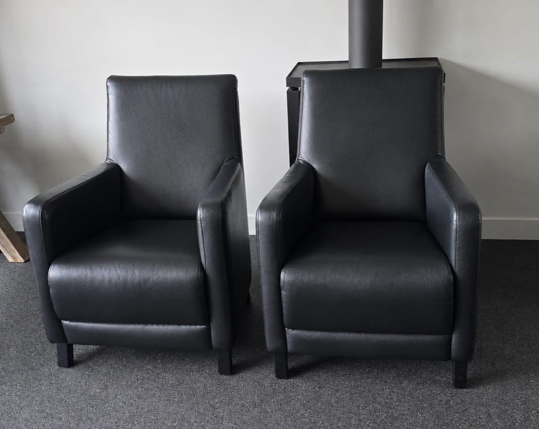 Twee comfortabele zwart leren fauteuils, Huis en Inrichting, Ophalen, Zo goed als nieuw, 50 tot 75 cm, Leer