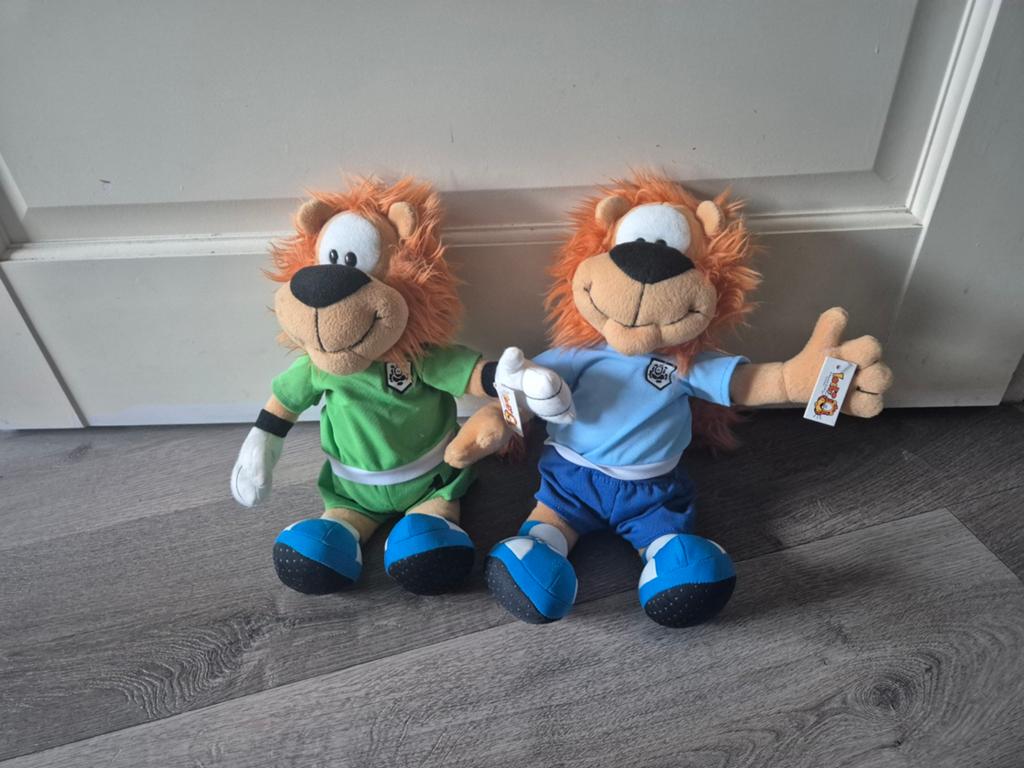 2 Loeki leeuwen knuffels - Voetbal tenue, Kinderen en Baby's, Speelgoed | Knuffels en Pluche, Ophalen, Oranje, Overige merken