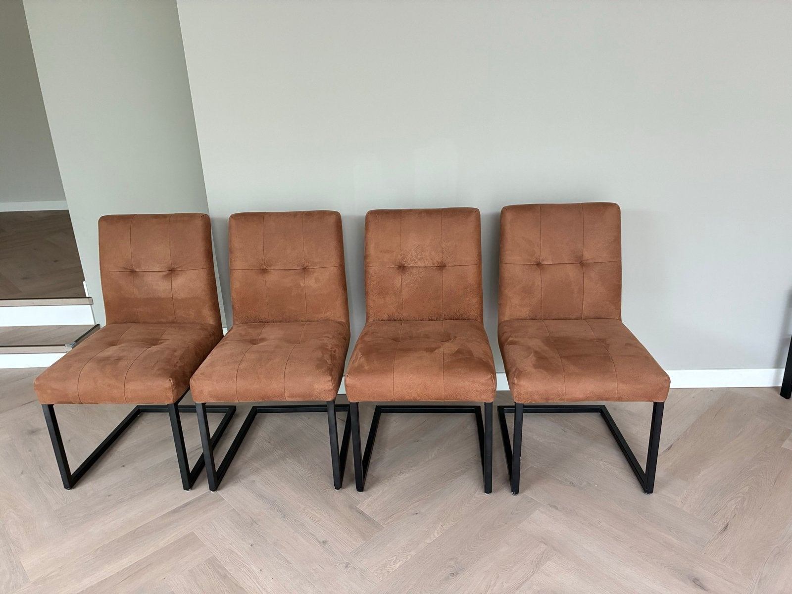 Set van 4 bruine eetkamerstoelen met metalen poten, Ophalen, Bruin, Zo goed als nieuw, Vier