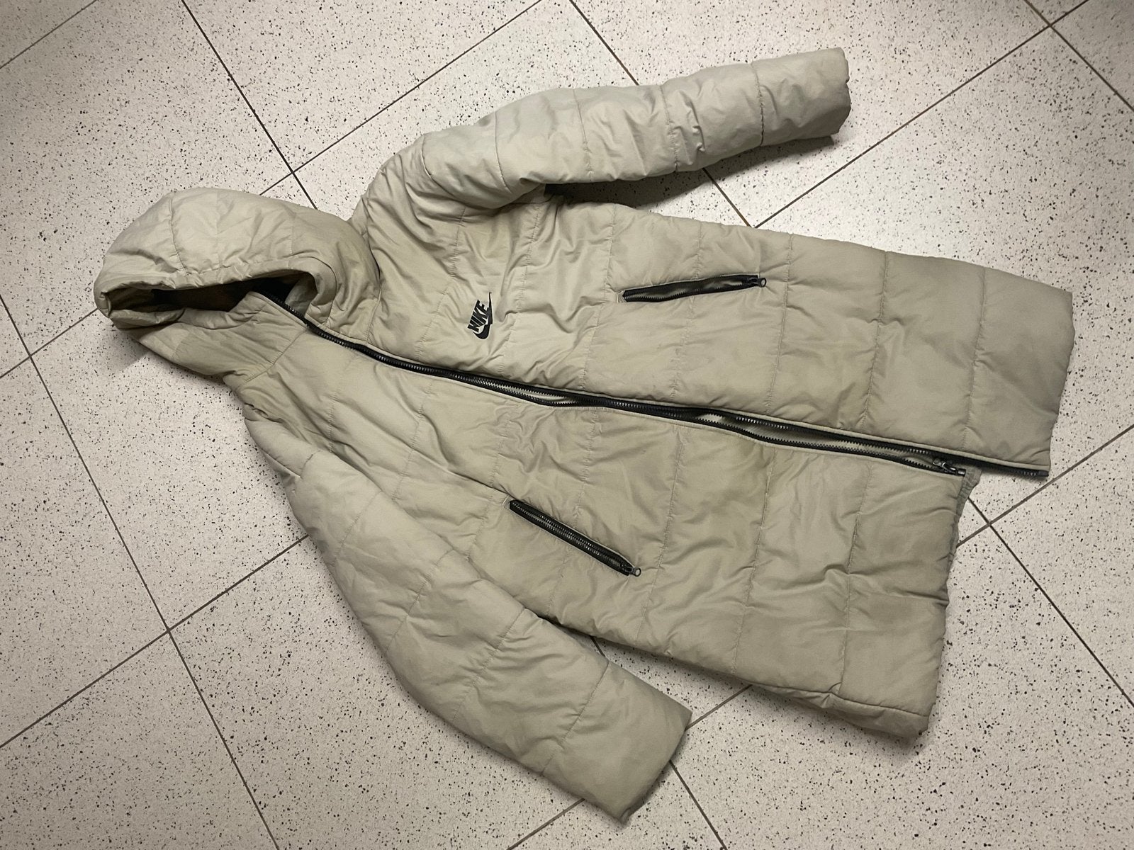 Nike gewatteerde jas met capuchon - Maat S, Ophalen, Gedragen, Maat 36 (S), Beige