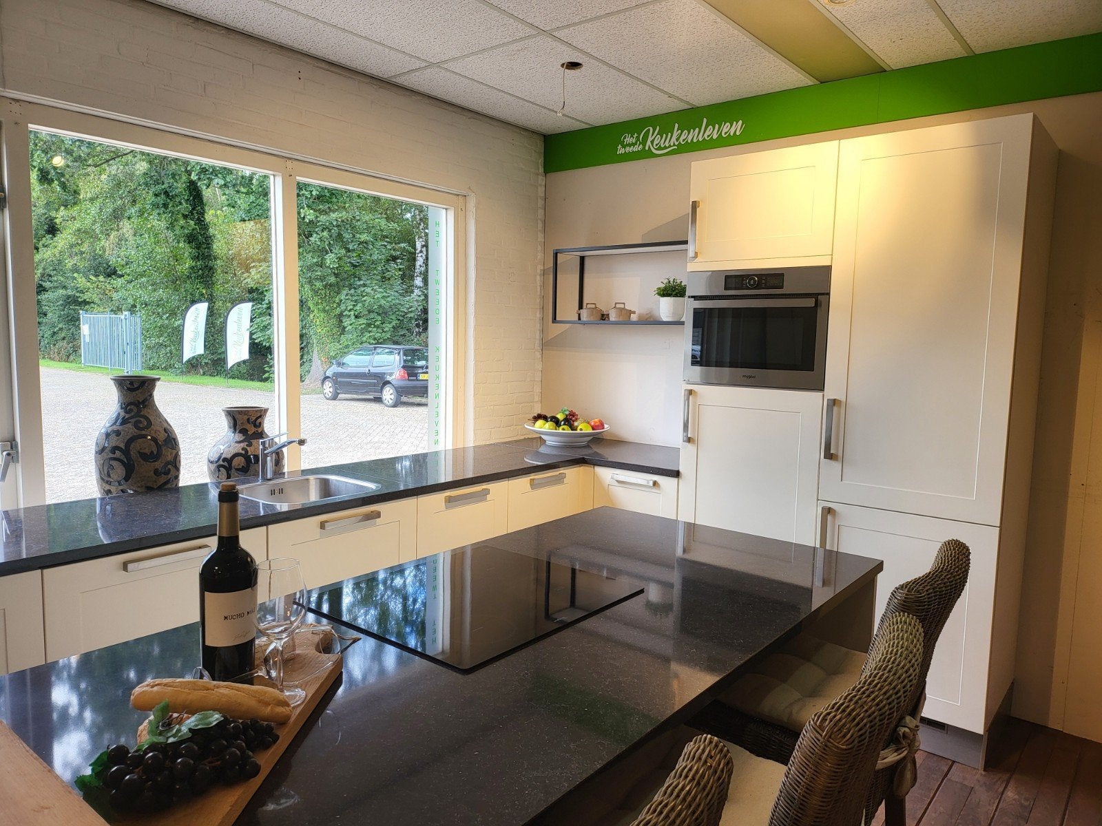Moderne landelijke hoekkeuken met kookeiland en inbouwappara
