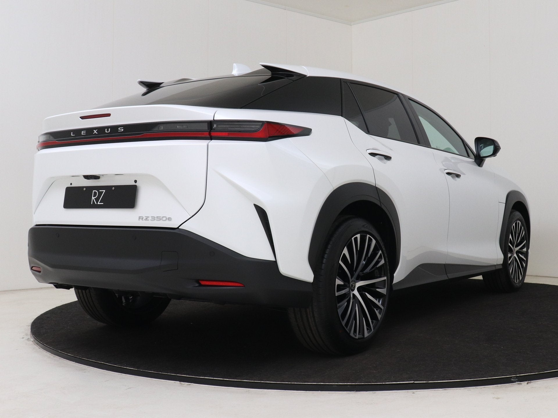 Lexus RZ 350e Luxury Line 77 kWh | 20" Velgen | Head Up Disp, Auto's, Lexus, Automatische klimaatregeling, 750 kg, Wit, Leder