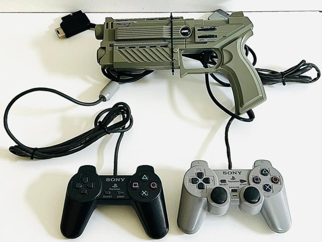 | PlayStation One 2 Controllers + Gun |, 1 speler, Ophalen of Verzenden, Zo goed als nieuw, Vanaf 18 jaar
