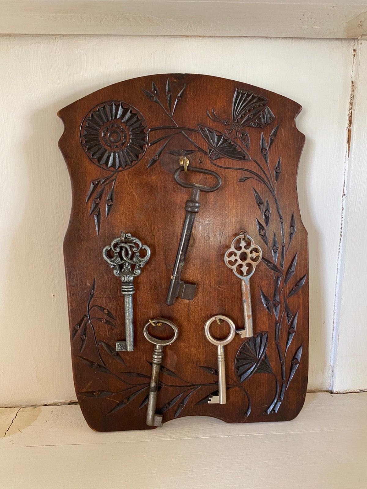 Vintage houten sleutelrek, incl 5 oude sleutels, Ophalen of Verzenden