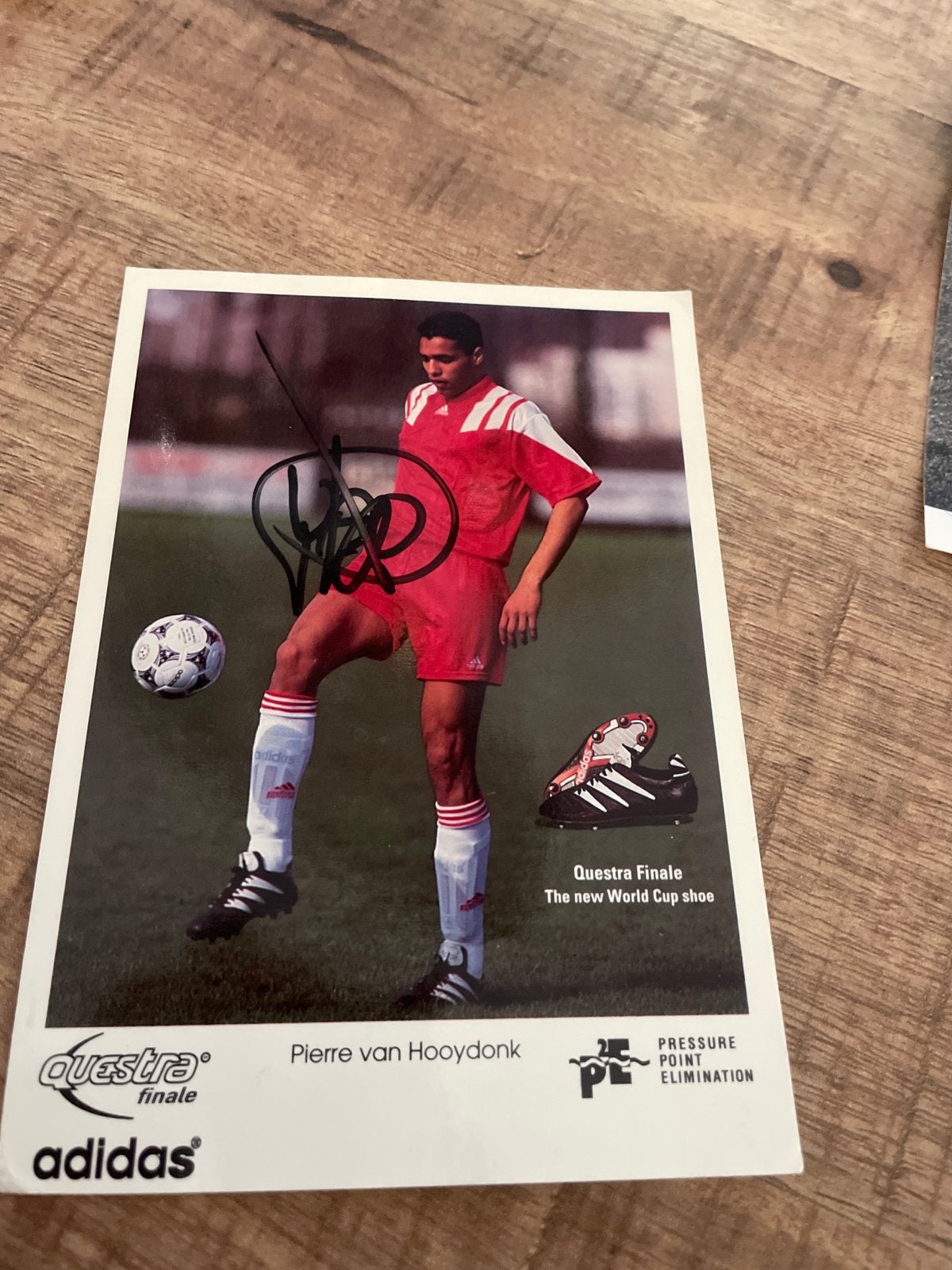 Gesigneerde kaart Pierre van Hooijdonk - Adidas Questra, Ophalen of Verzenden, Gebruikt, Overige sporten, Spelerskaart