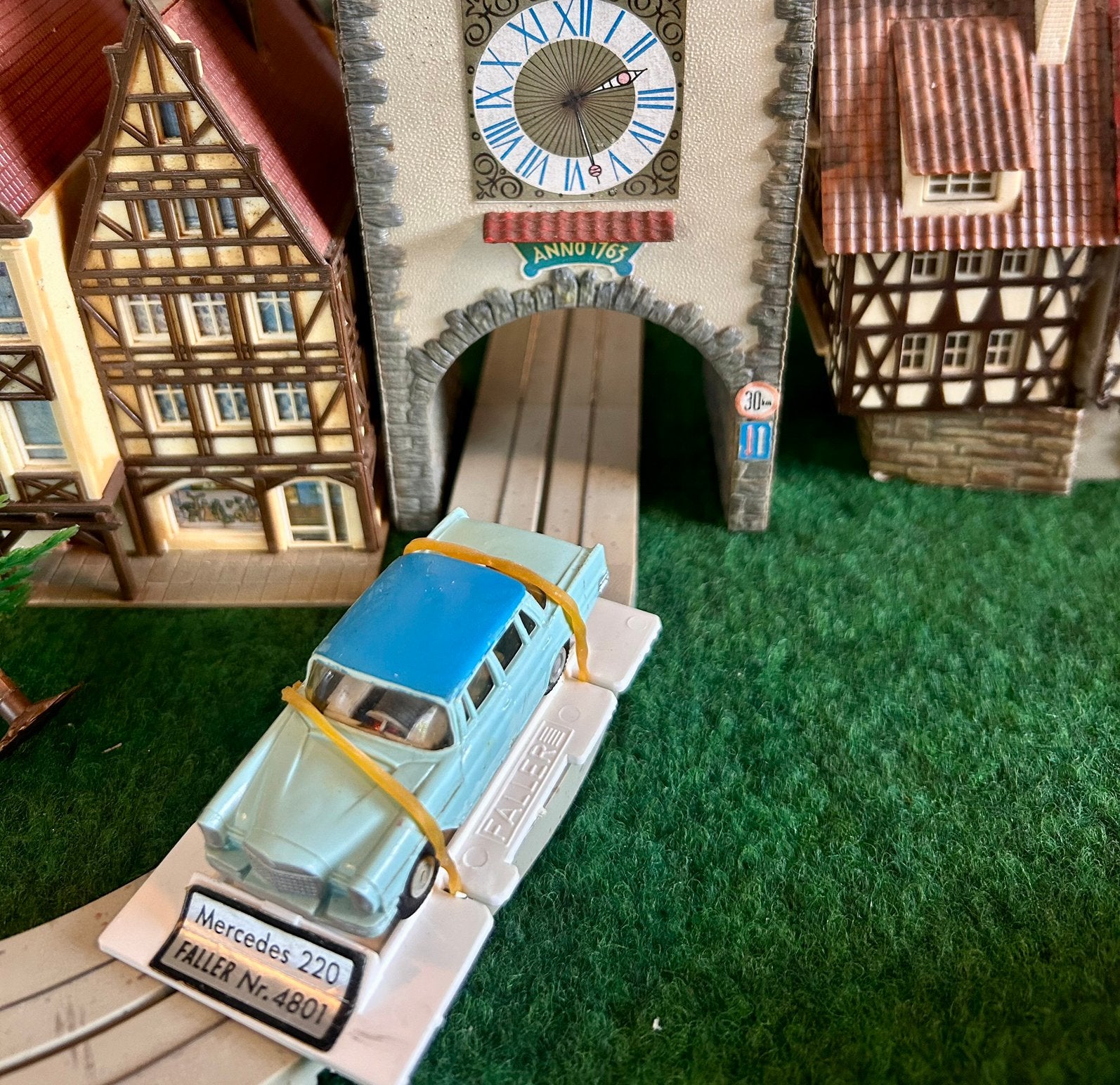 Faller AMS Mercedes 220 licht blauw/donker dak, Hobby en Vrije tijd, Overige merken, Gebruikt, Auto, Groter dan 1:32
