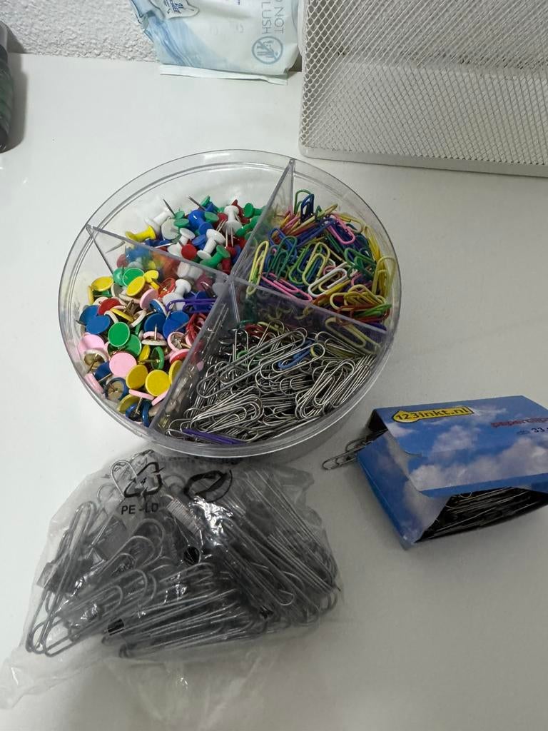 Punaises en paperclips, Ophalen of Verzenden, Zo goed als nieuw, Kraal
