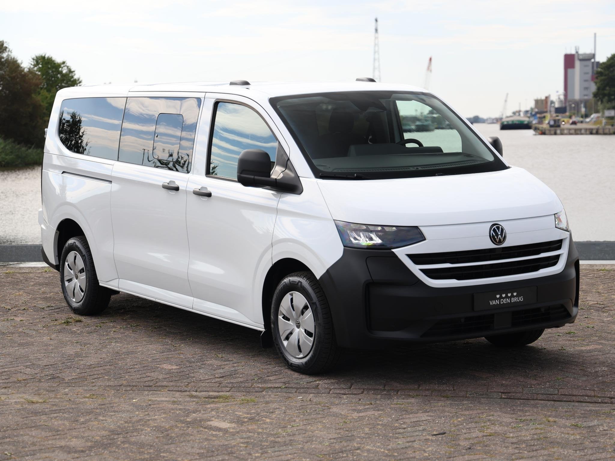 Volkswagen e-Transporter Kombi L2H1 64 kWh / 136PK | 9 perso, Auto's, Automaat, Zwart, Overige carrosserieën, Wit