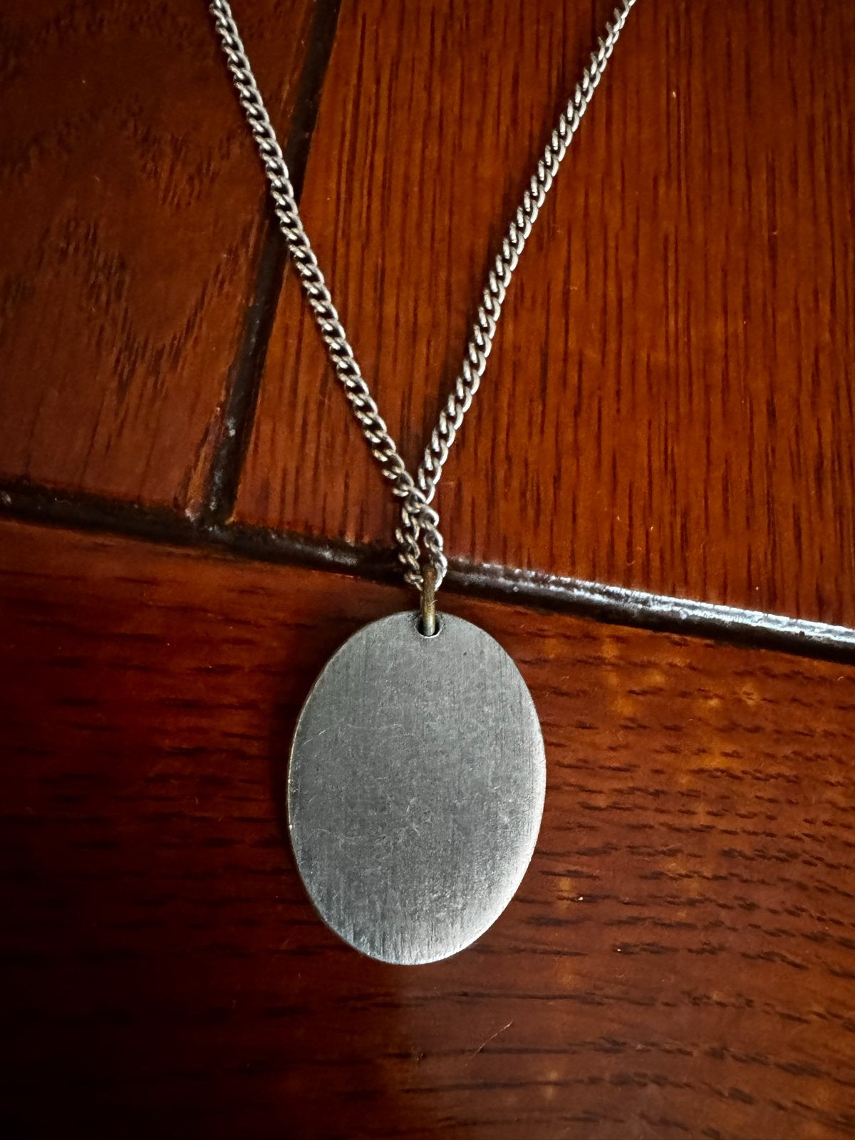 Zilverkleurige hanger 'SALLY' met geëmailleerd reliëf, Ophalen of Verzenden, Zo goed als nieuw, Zilver, Met hanger