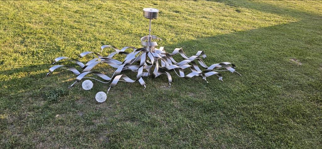 Moderne metalen hanglamp met uniek design, Huis en Inrichting, Lampen | Kroonluchters, Ophalen, Zo goed als nieuw, Metaal