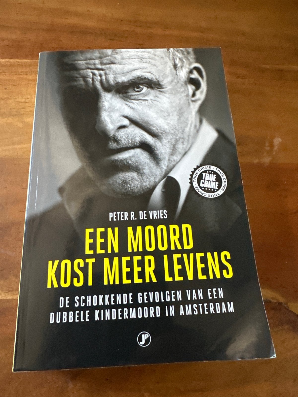 Een Moord Kost Meer Levens - Peter R. de Vries, Ophalen of Verzenden, Gelezen, Nederland
