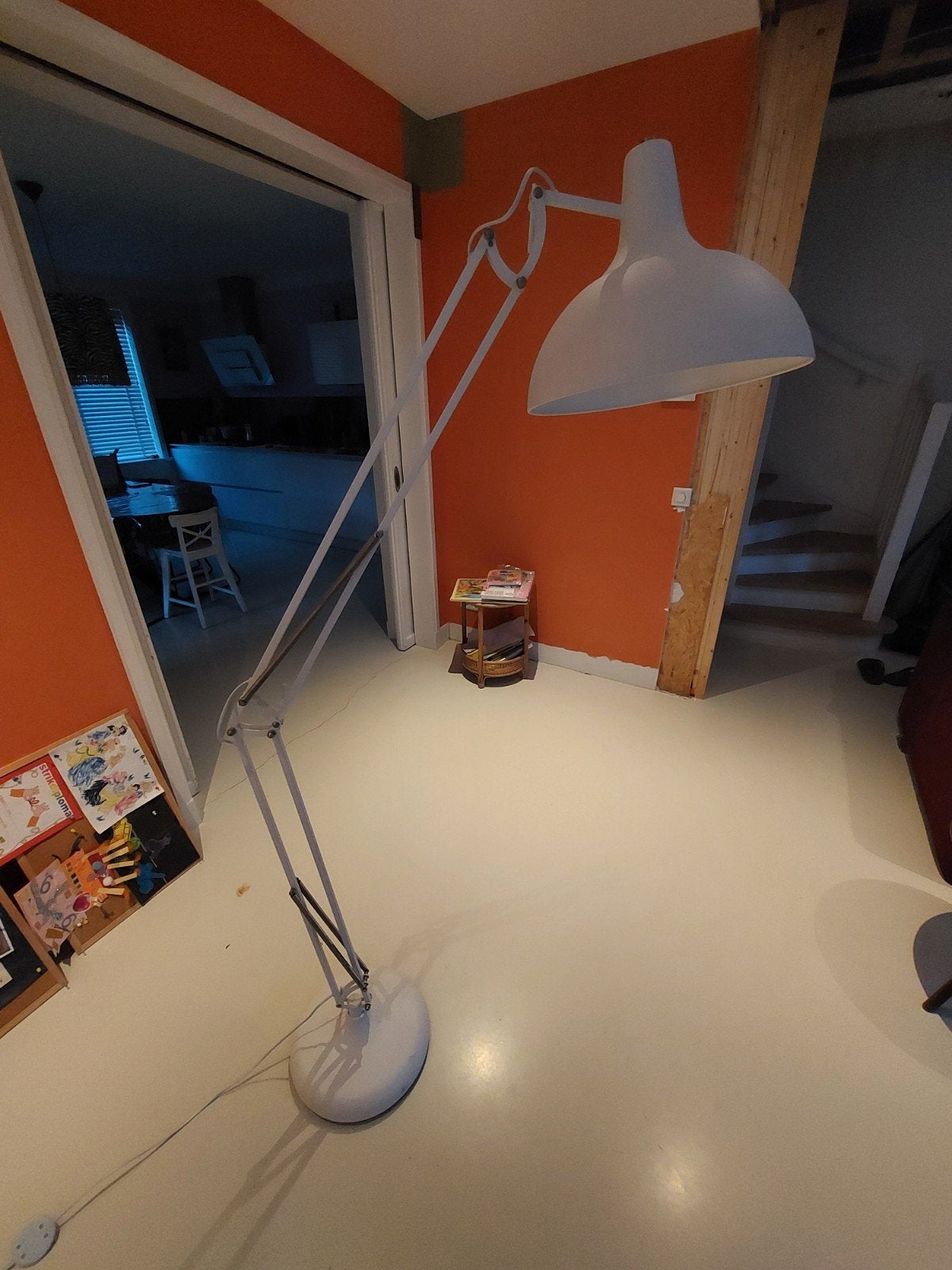 Grote witte vloerlamp met verstelbare arm, Huis en Inrichting, Ophalen, Gebruikt, Modern, Industrieel, 200 cm of meer