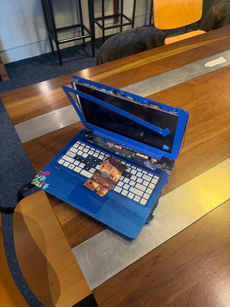 Defecte HP Stream Laptop - Voor onderdelen of reparatie, Ophalen, Minder dan 4 GB, Qwerty, 10 inch of minder