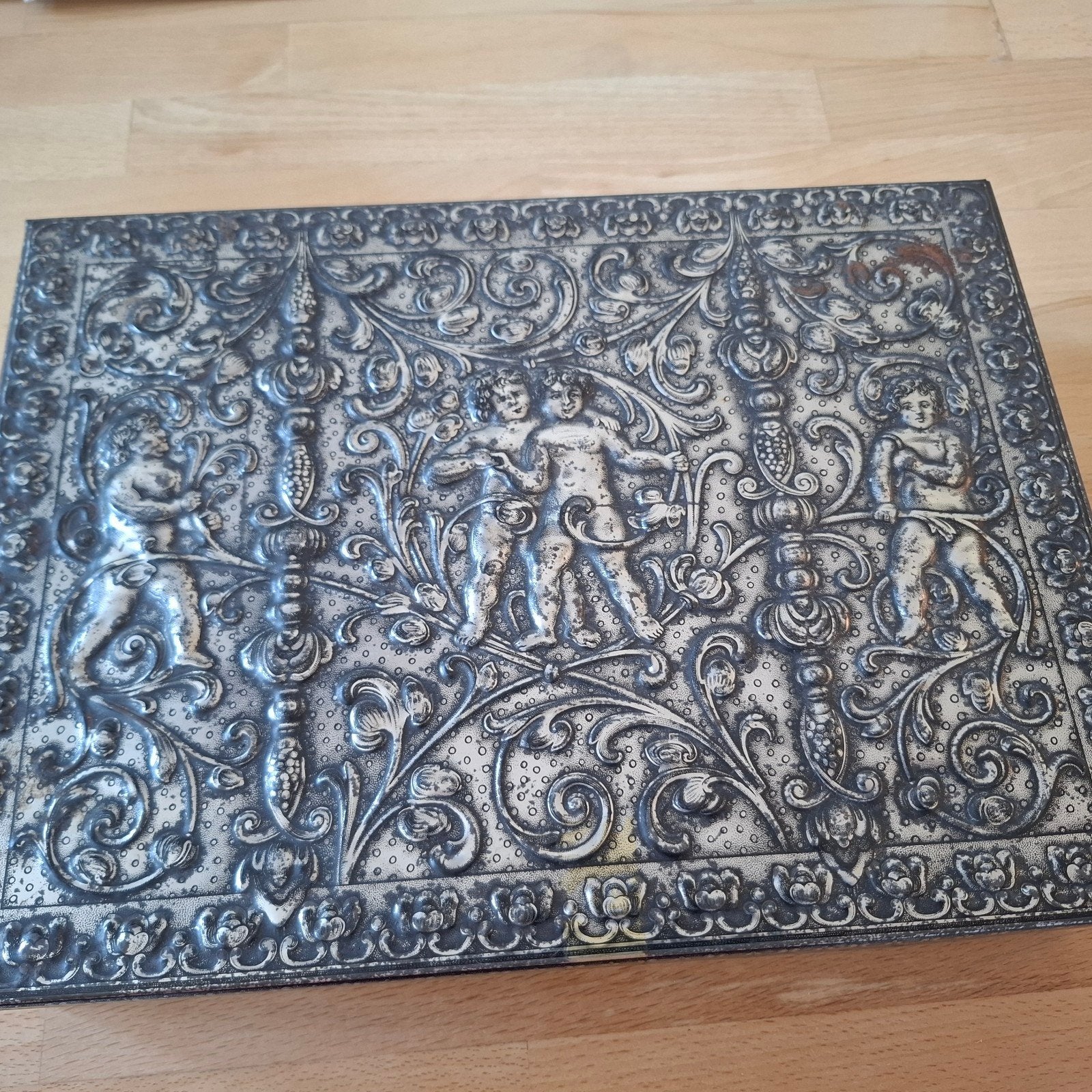 Antieke tinnen doos met reliëfdecoratie, Antiek en Kunst, Antiek | Overige Antiek, Verzenden