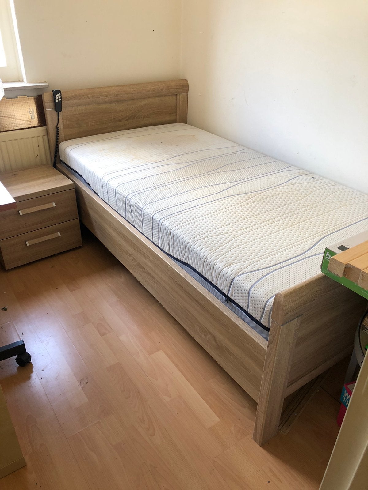 Moet Weg: bed 100 X 200 met elektrische bodem, Ophalen of Verzenden, Zo goed als nieuw, Tweepersoons