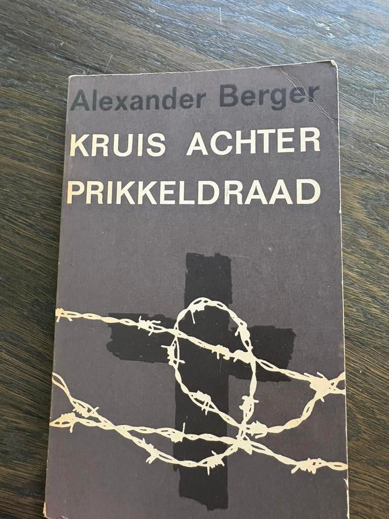 Kruis achter prikkeldraad, Ophalen of Verzenden, Tweede Wereldoorlog, Gelezen