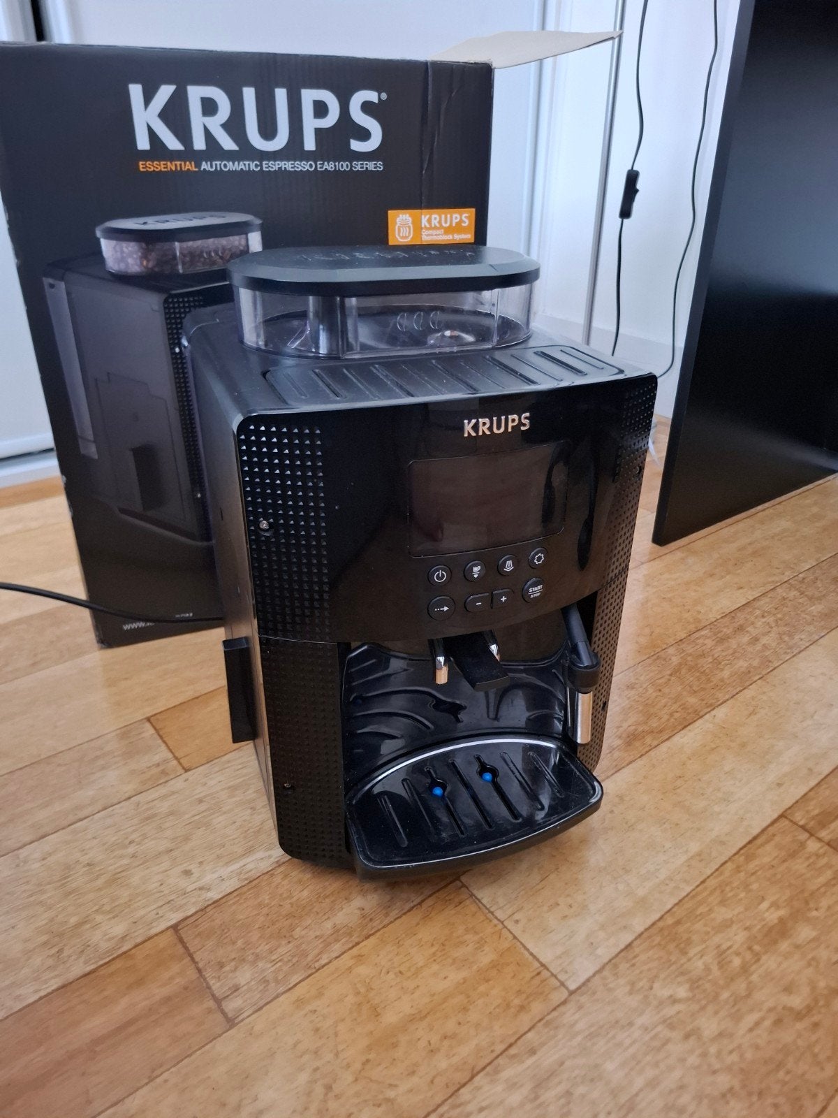 Krups Koffieapparaat EA8100 Series, Espresso apparaat, Zo goed als nieuw, 2 tot 4 kopjes, Afneembaar waterreservoir