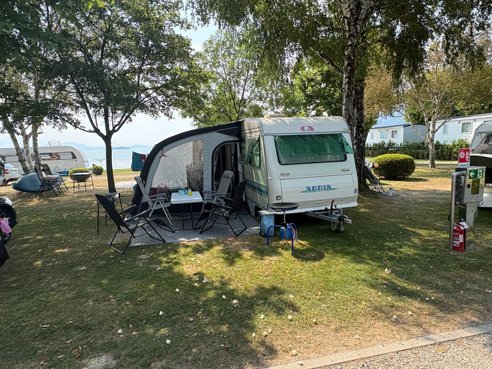 Adria caravan met voortent en stalling aan Lago Maggiore, Rondzit, Voortentlamp, Omvormbare zithoek, Particulier
