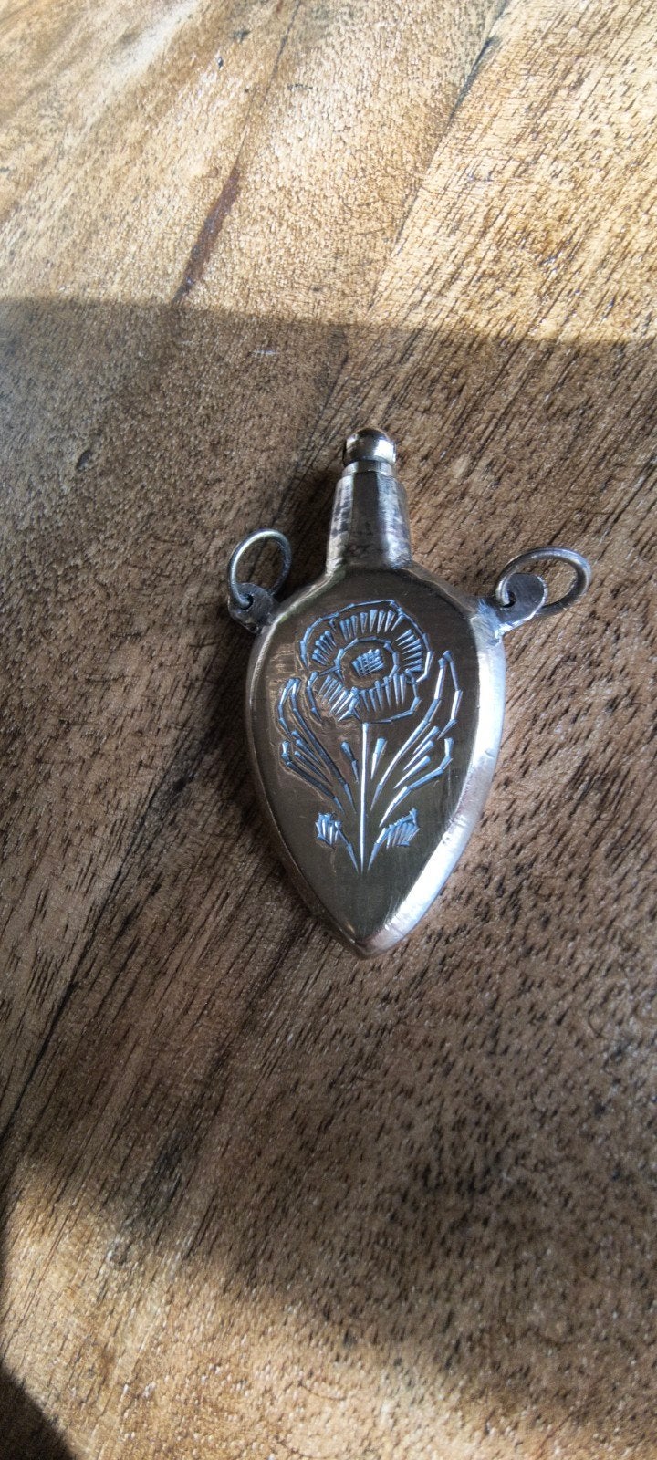 Antieke  Parfumfles Hanger met Bloemgravure, Ophalen of Verzenden, Overige materialen, Hanger