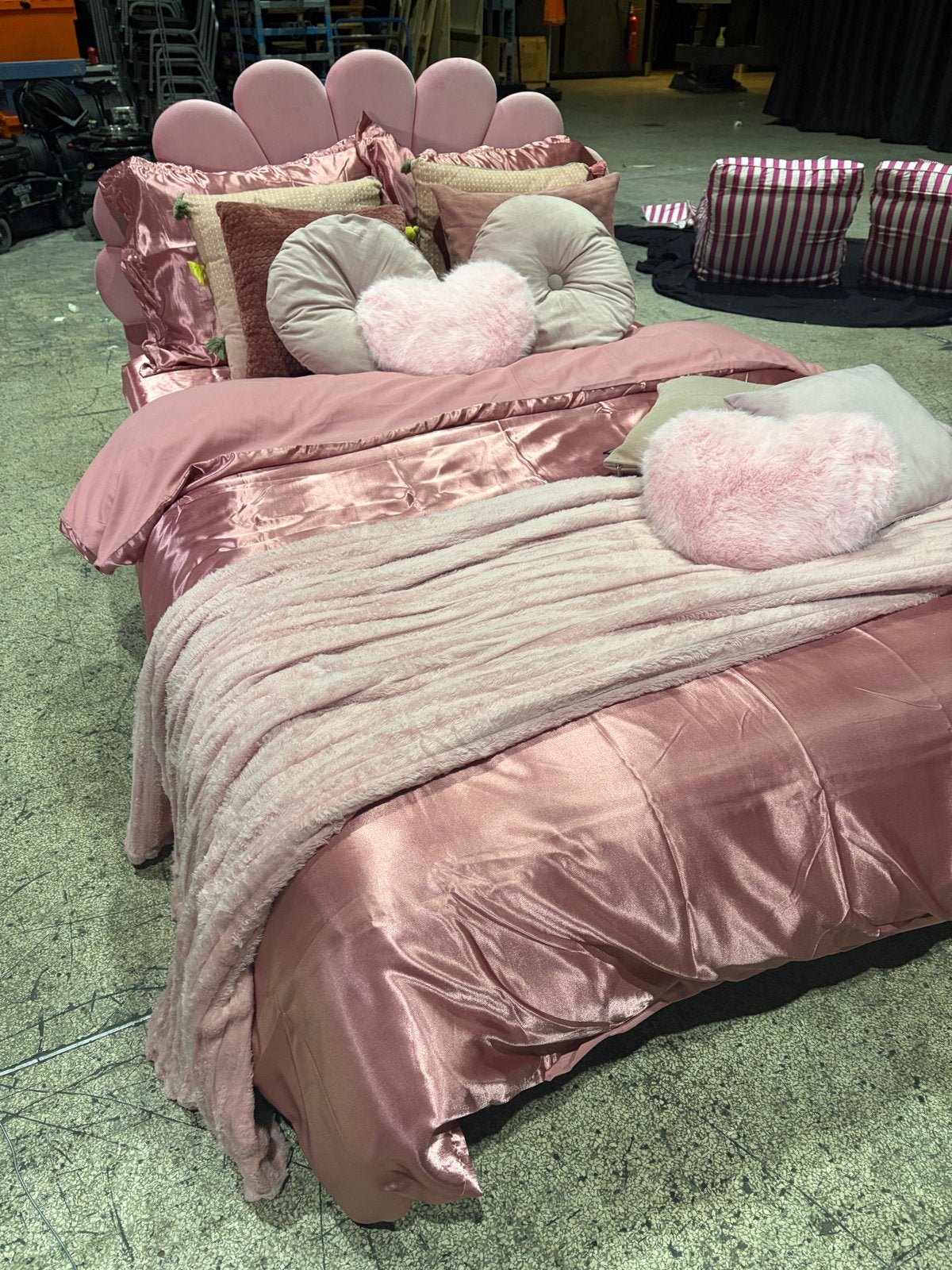 Nieuw roze bed - alleen gebruikt voor tv opnames, Huis en Inrichting, Ophalen, 140 cm, 200 cm, Stof